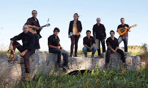 Abrojo está compuesto por: -Mario Castán, Dulzaina, Pito y Flautas. -Pilar Prieto, Voz solista y Percusiones. -Angel Levid-Laud, dulzaina y Clarinete. -Pedro Fraile-Voz solista, Pandero y Percusiones. -Manuel Sanz-Bajo y Acordeón -Juan Carlos Maté-Voz, Guitarra y Caja. -Luis Fernando Sanz-Guitarra española y acústica. -Luis Angel Fernandez-Dulzaina, Flautas y Pitos